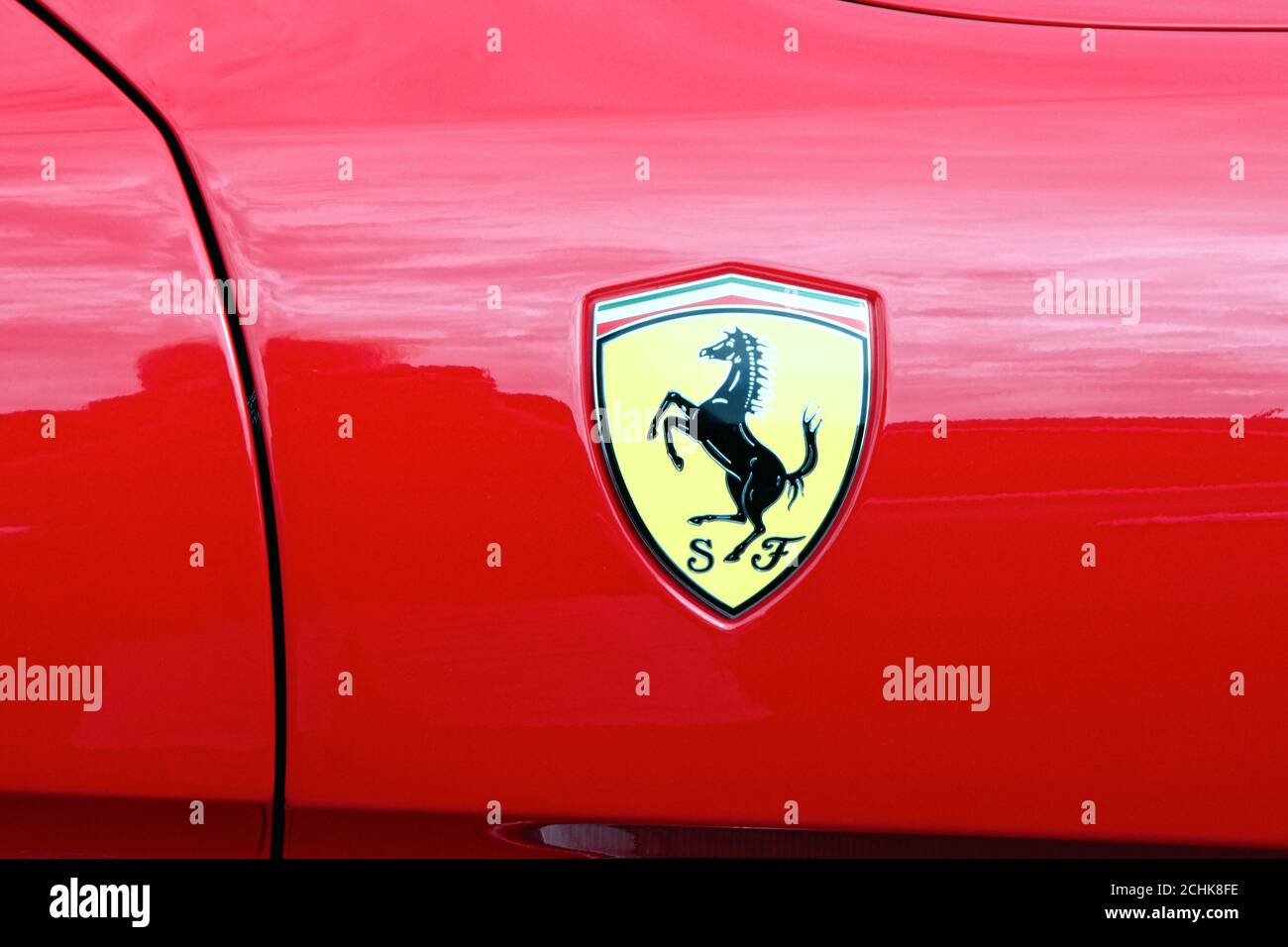 Gros plan du logo Prancing Horse sur un motif rouge Ferrari voiture de sport Banque D'Images