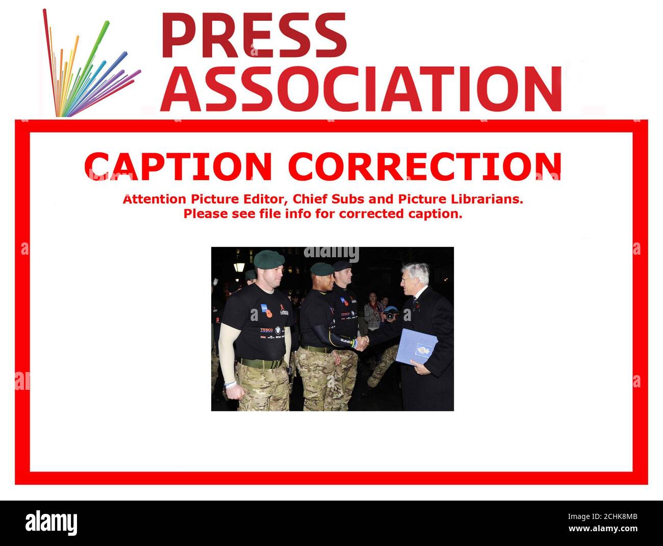 CORRECTION DE LA LÉGENDE CORRECTION DE L'ORTHOGRAPHE DU NOM DE FAMILLE À KISZELY. Royal Marine, RAM Pattern, secoue la main du président national de la Légion royale britannique Lieutenant général Sir John Kiszely KCB MC après lui avoir remis le Livre du souvenir en tant qu'équipes de la Marine royale, Royal Marines, L'armée et la RAF complètent la marche d'honneur de la Royal British Legion sur les marches du Royal Albert Hall, à Londres, après une marche rapide de 1,000 miles qui espère recueillir 1 million pour la charité. Banque D'Images