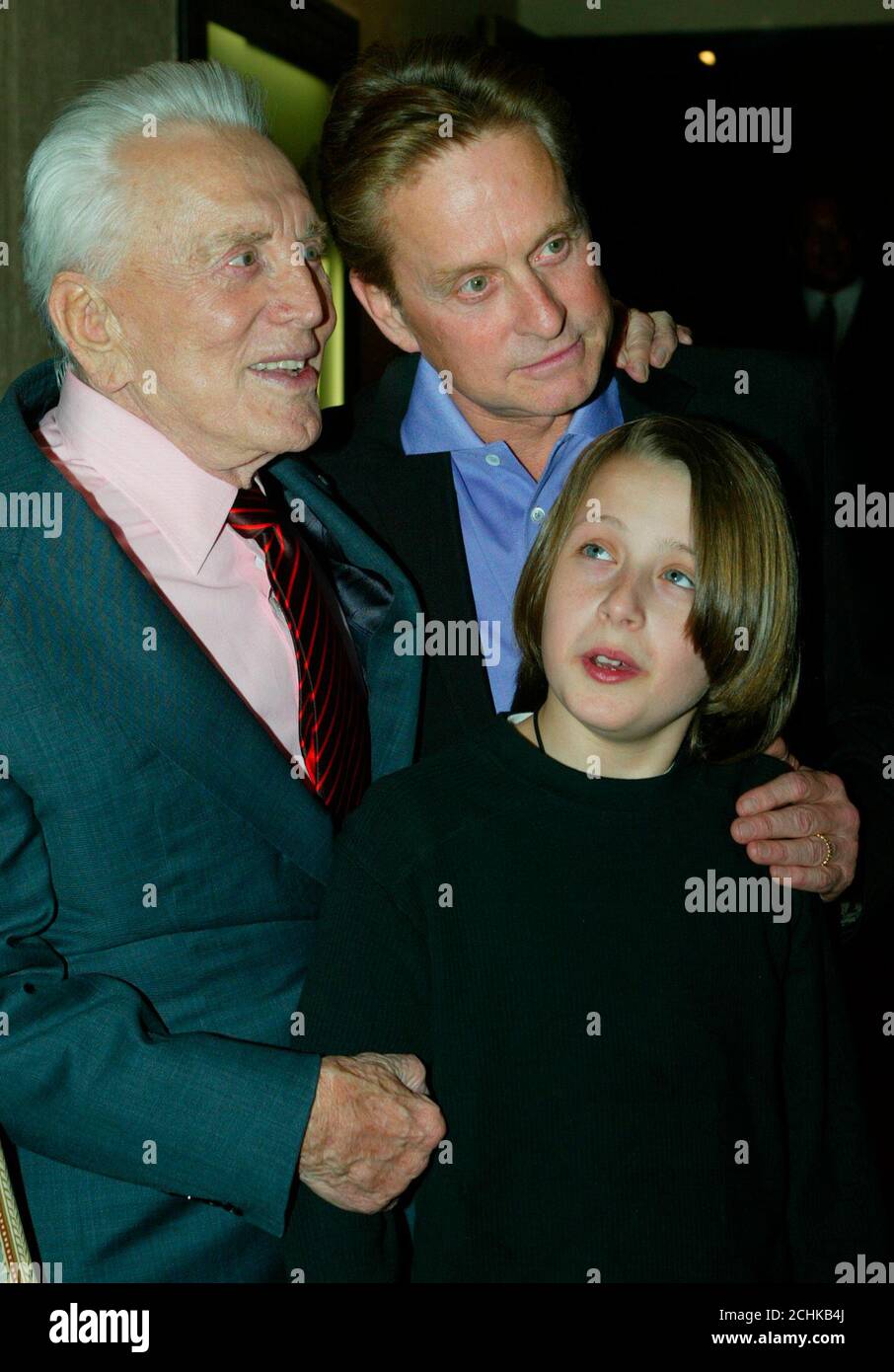 Film Avec Kirk Douglas Et Michael Douglas L'acteur Kirk Douglas (L) pose avec son fils, l'acteur Michael Douglas et  leur jeune co-star Rory Culkin alors qu'ils arrivent pour la première de  leur nouveau film « IT Runs in the