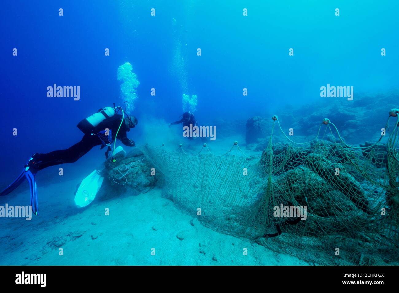 Nettoyage des filets de pêche fantôme par la Société méditerranéenne de conservation Dans la zone spéciale de protection de l'environnement de la baie de Gokova Turquie Banque D'Images