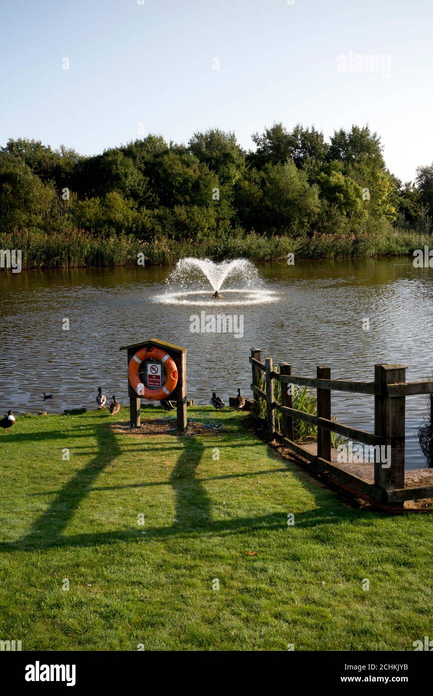 Un lac au parc d'activités Tournament Fields, Warwick, Warwickshire, Angleterre, Royaume-Uni Banque D'Images