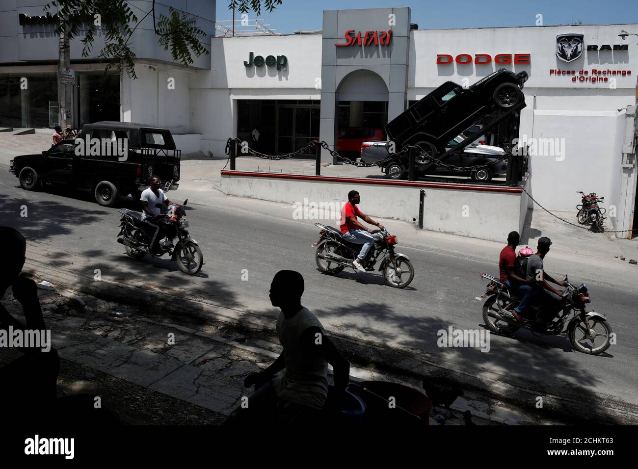 Les motos sont passées devant un magasin de voitures Porsche, Jeep, Dodge,  RAM à Port-au-Prince, Haïti, le 10 avril 2019. REUTERS/Andres Martinez  Casares Photo Stock - Alamy