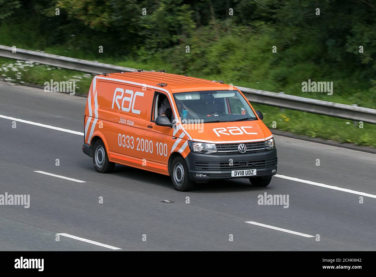 Un dépannage d'un RAC Volkswagen transporter conduite sur l'autoroute M6 près de Preston à Lancashire, Royaume-Uni. Banque D'Images