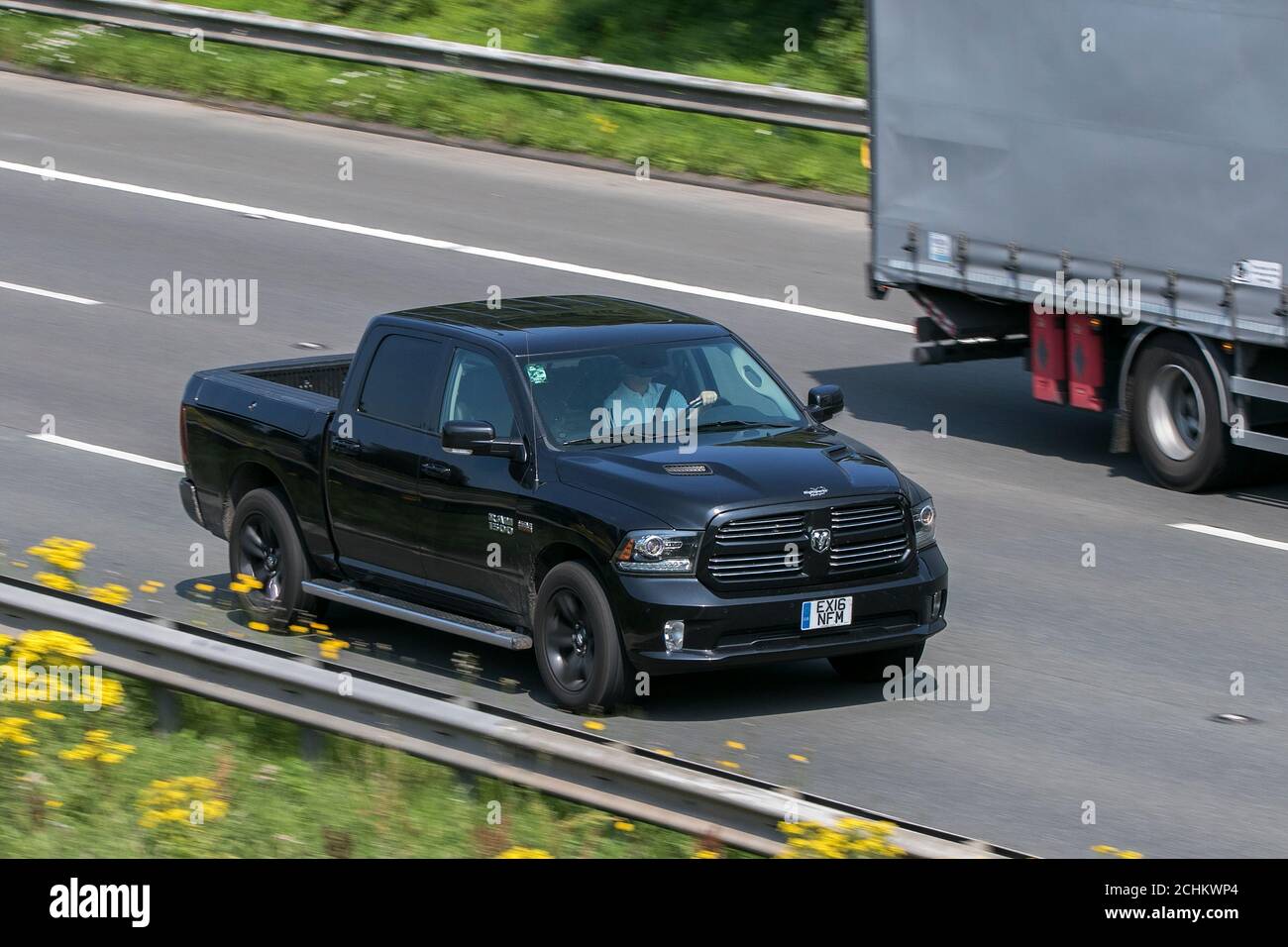 2016 Black American Dodge pick-up sur l'autoroute M6 près de Preston dans Lancashire, Royaume-Uni. Banque D'Images