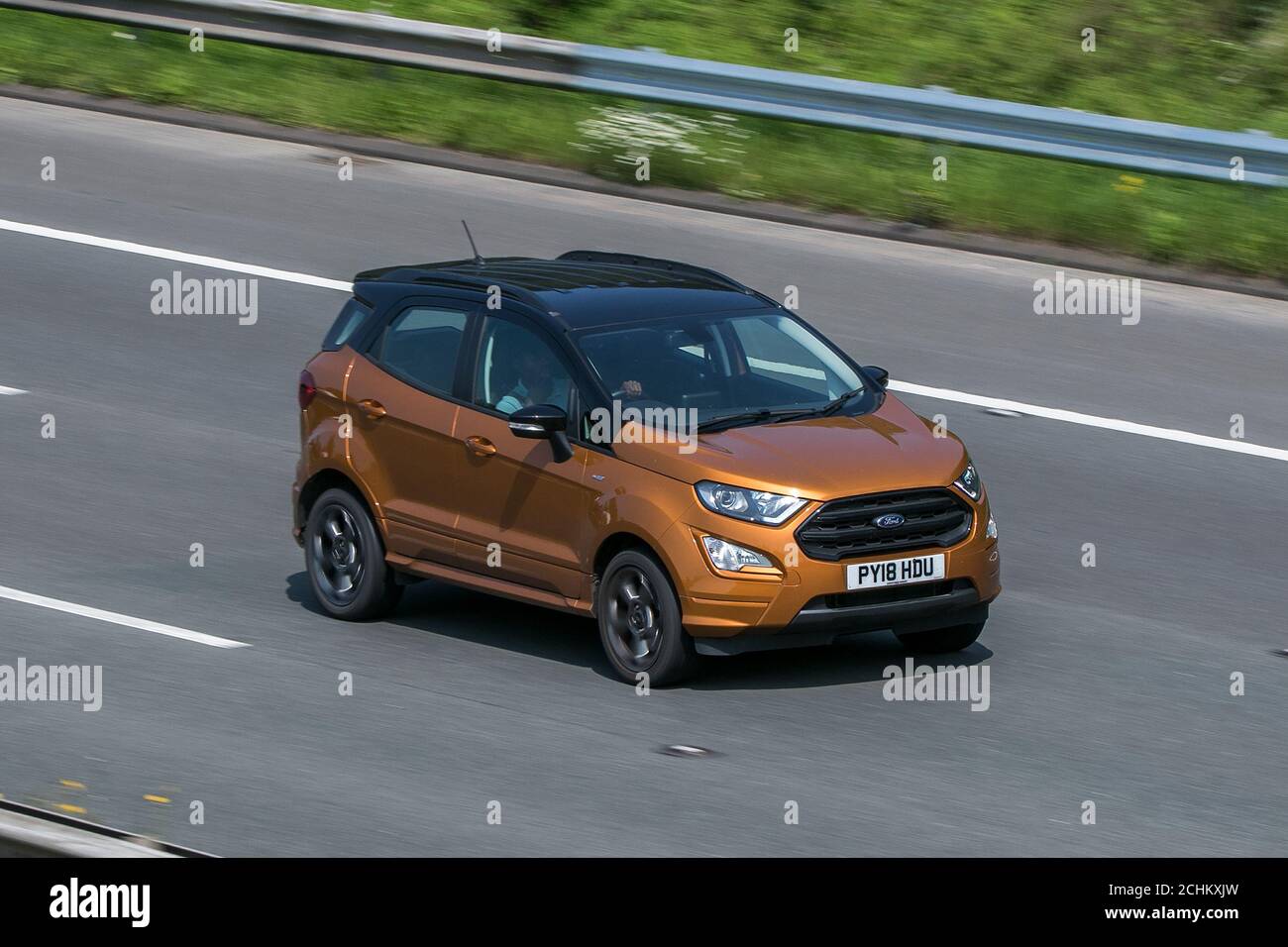 2018 Ford Ecosport St-Line Orange car SUV essence en voiture sur l'autoroute M6 près de Preston à Lancashire, Royaume-Uni. Banque D'Images