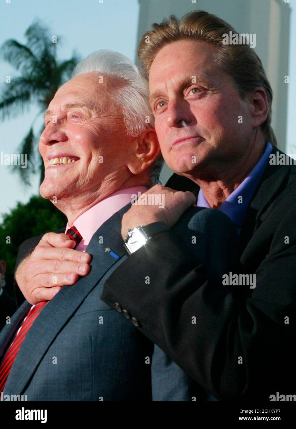Film Avec Kirk Douglas Et Michael Douglas Actor Kirk Douglas (L) poses with his son, actor Michael Douglas as they  arrive for the premiere of their new film, "It Runs In The Family" in Los  Angeles April 7, 2003.