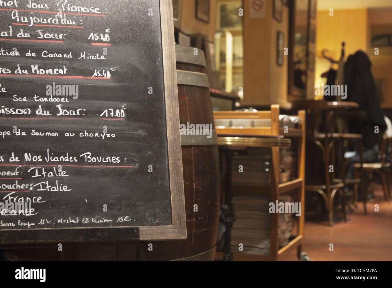 Menu sur tableau noir dans une authentique brasserie de Paris Banque D'Images