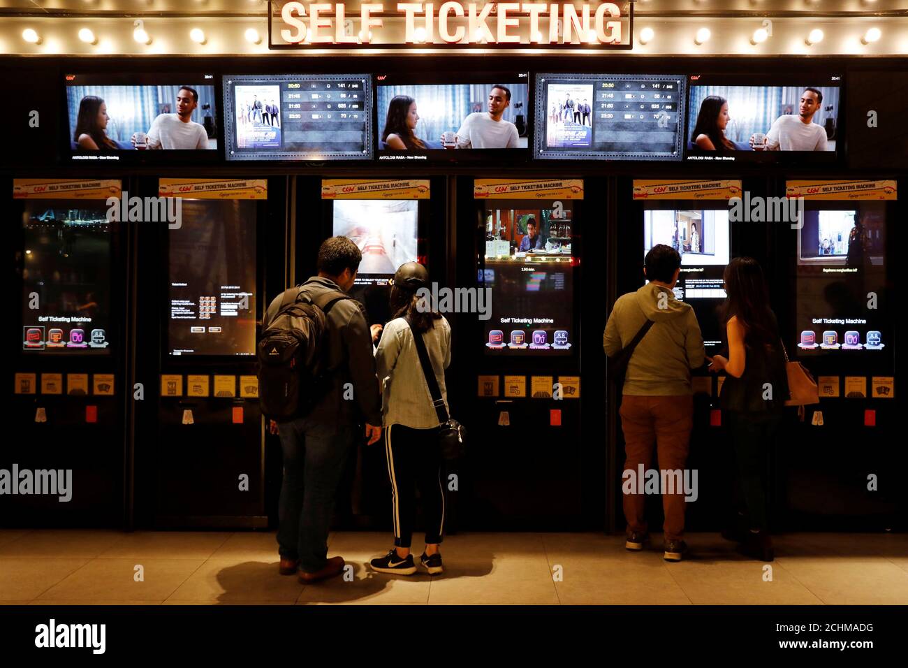 Les couples utilisent des autodistributeurs pour acheter des billets pour regarder des films au CGV Cinemas Cultureplex à Jakarta, Indonésie, le 22 février 2019. Photo prise le 22 février 2019. REUTERS/Willy Kurniawan Banque D'Images