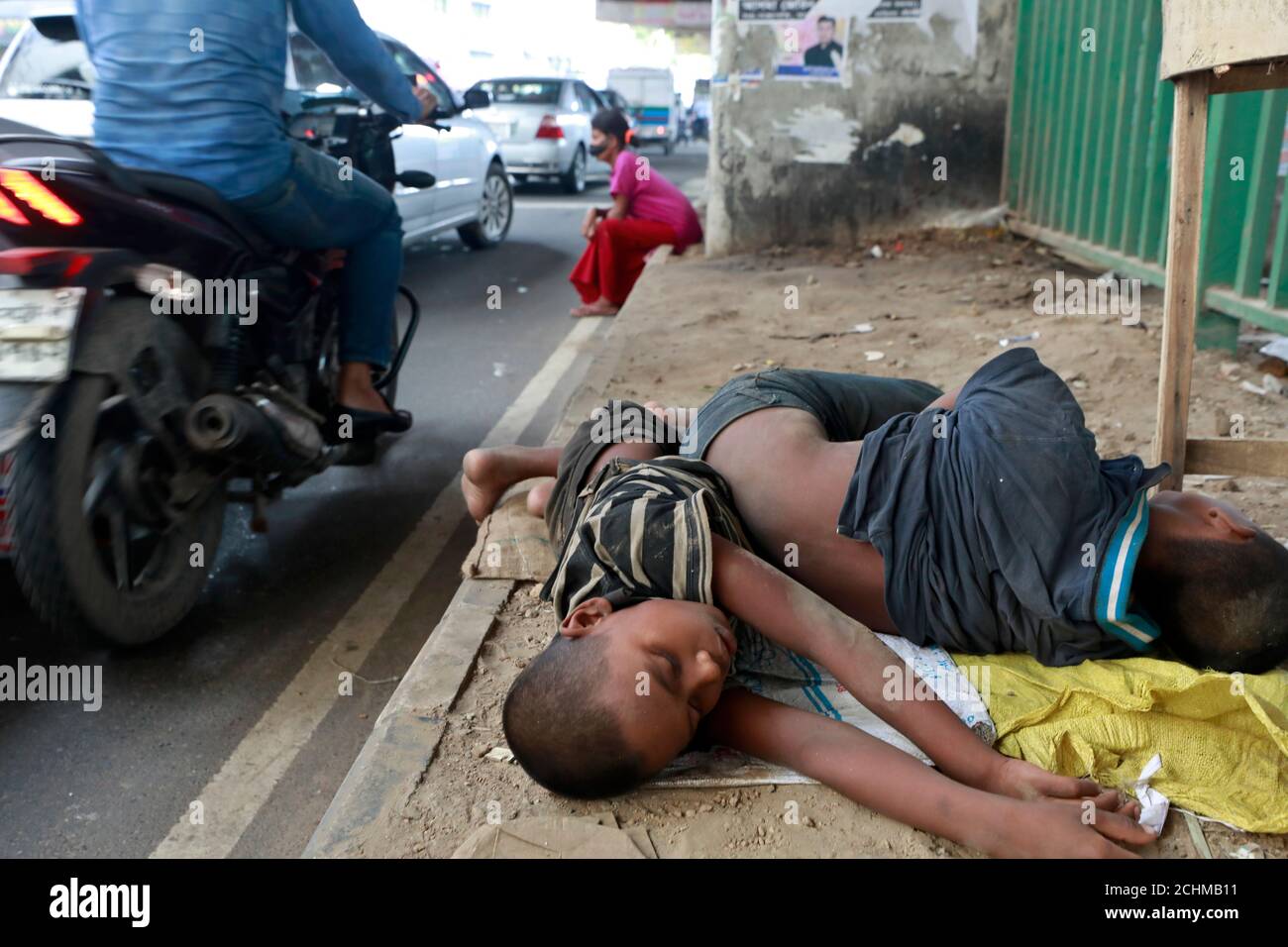 Dhaka, Bangladesh - le 13 septembre 2020 : les enfants bangladais sans abri dorment sur un sentier routier à Dhaka, au Bangladesh, le 13 septembre 2020. Banque D'Images