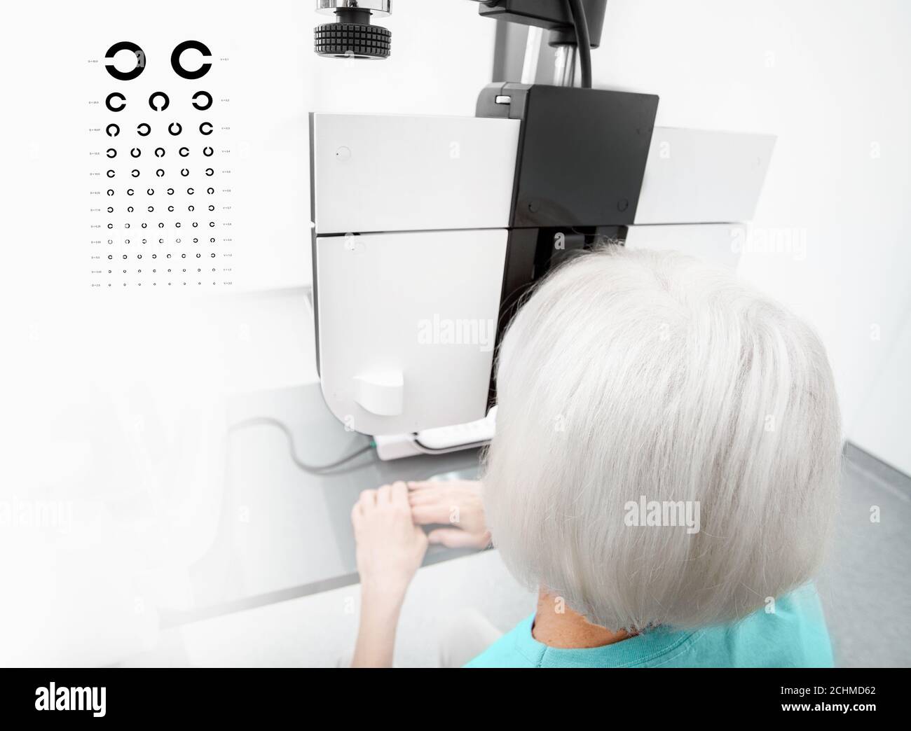 Vérifier la vue de la femme âgée sur le phoropter moderne. Examen oculaire de la procédure Banque D'Images