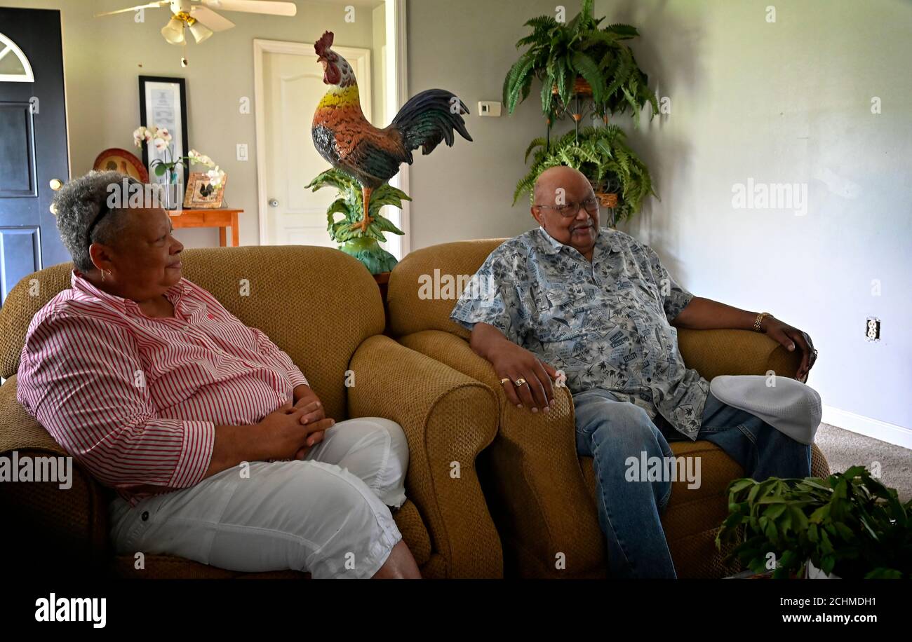 ÉTATS-UNIS - 08-27-20: Carol Lee et Harold Howard parlent au cours d'une interview sur la vie et la croissance dans le village de Willisville et y participent également Banque D'Images