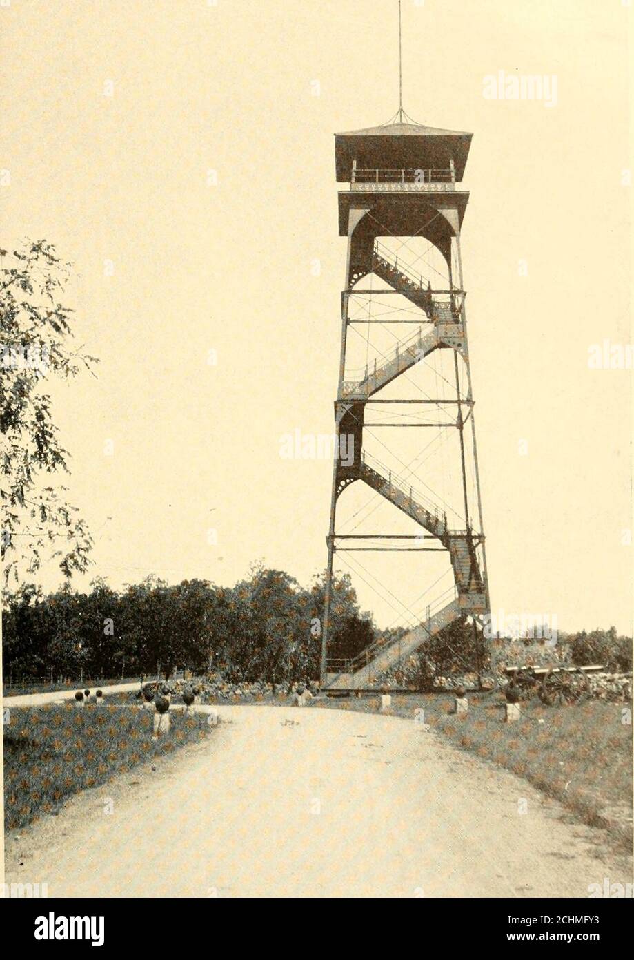 . Gettysburg et Lincoln; . , et les troisième jours de juillet 1863, et les autres contiguïtés qu'il pourrait juger nécessaires pour préserver les caractéristiques topographiques importantes du champ de bataille ; Ne pas, toutefois, porter atteinte aux droits acquis par un Etat ou par une organisation militaire au motif sur lequel ses monuments ou ses markerssont placés, ou au droit de passage à la même chose. La loi s'est approché de la somme de cinq millionsdollars pour un comprimé de bronze approprié, contenant l'adresse livrée par Abraham Lincoln atla dédicace du cimetière national à Gettys-burg, le 19 novembre 1863, également sur lui un médicament Banque D'Images