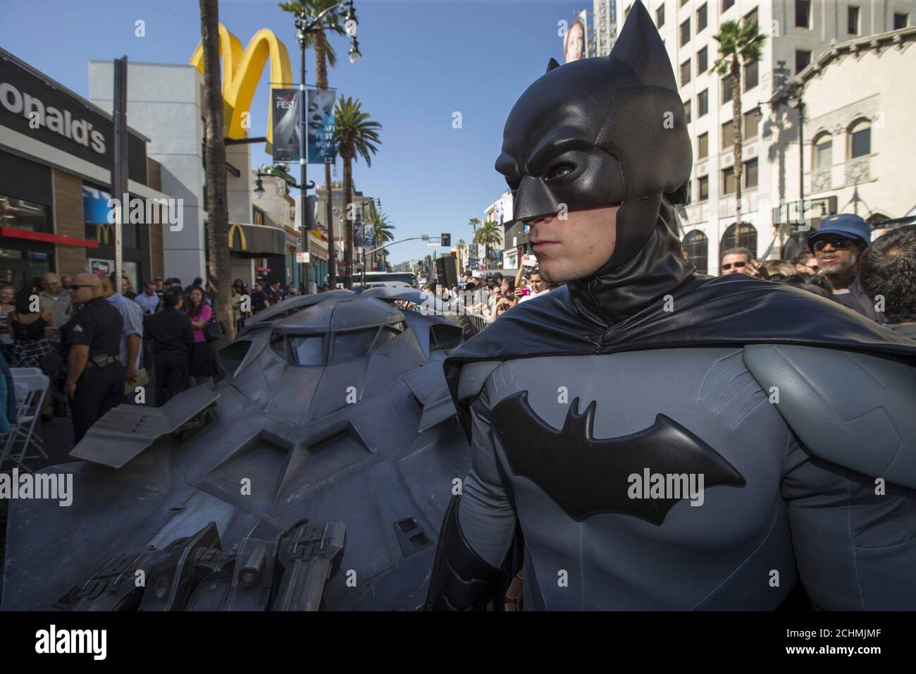 Un homme habillé comme Batman pose par un Batmobile utilisé dans le film ' Batman v Superman: Dawn of Justice' après avoir dévoilé à titre posthume la  star du créateur de Batman Bob