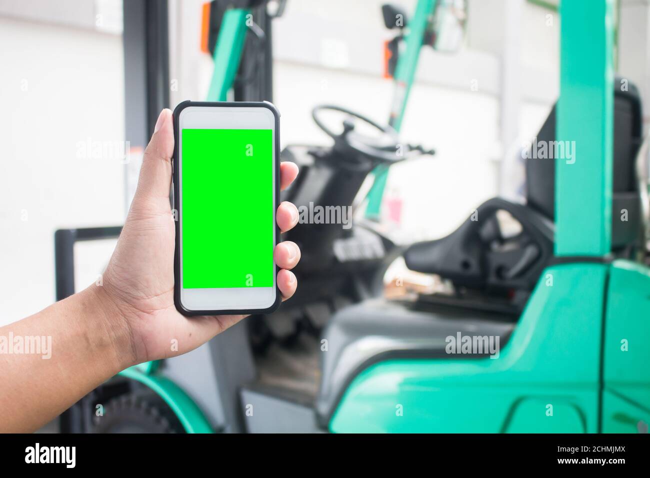Espace libre sur l'écran du smartphone avec arrière-plan du chariot élévateur pour vos idées logistiques Banque D'Images