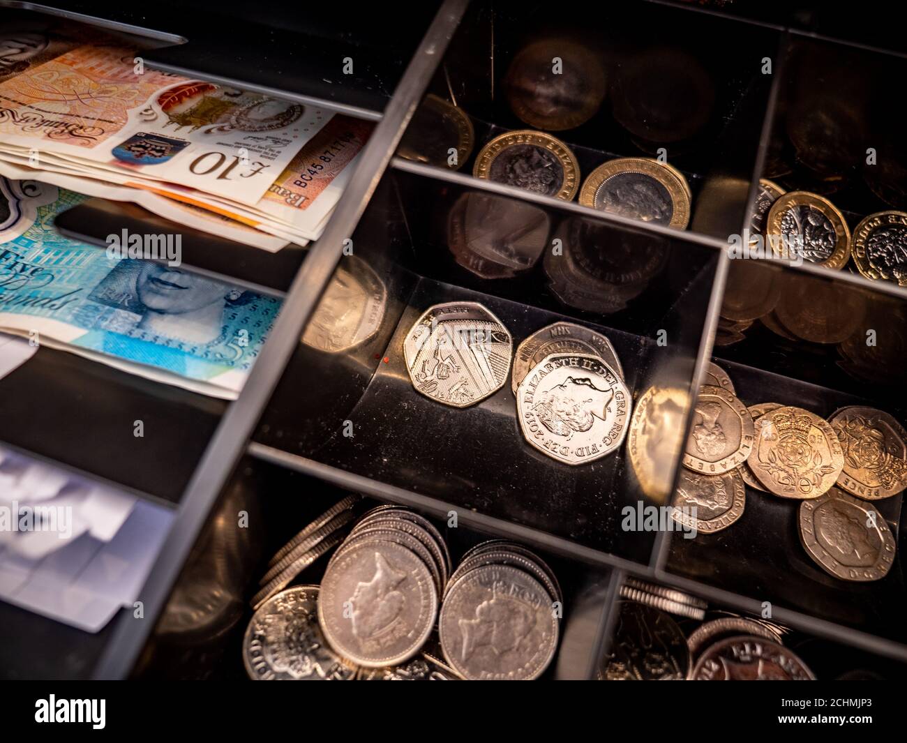 Fonds de caisse du Royaume-Uni. Cadre plein écran gros plan sur le contenu d'un tiroir caisse avec des billets et des pièces en livres sterling. Banque D'Images