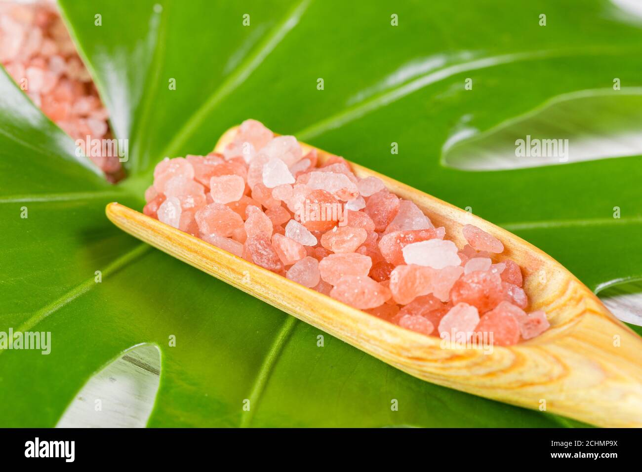 Sel rose himalayan dans un bol sur la table, gros plan Banque D'Images