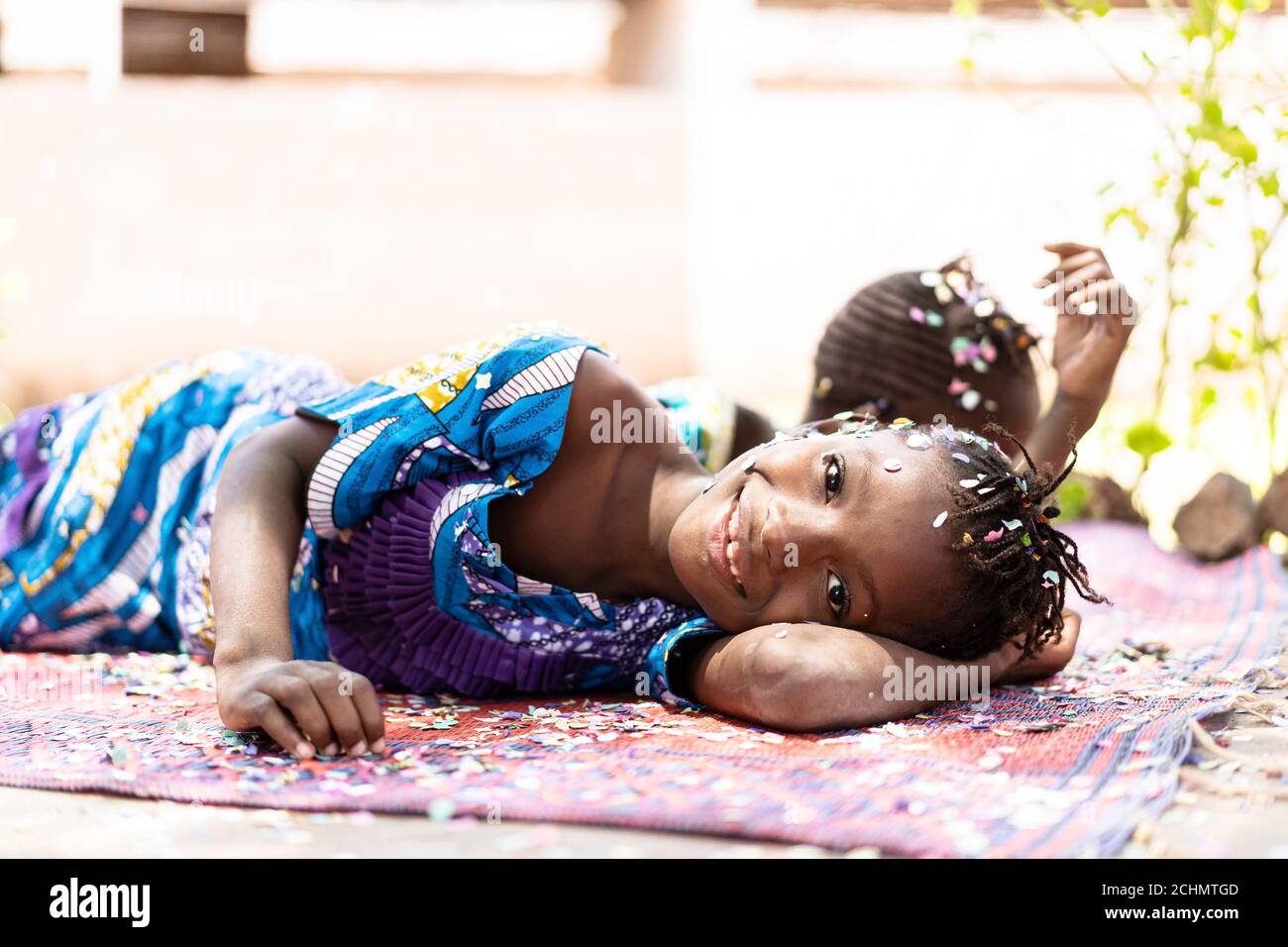 Gaie jeunes filles africaines Sœurs femmes souriantes couché à l'extérieur horizontal Prise de vue Banque D'Images