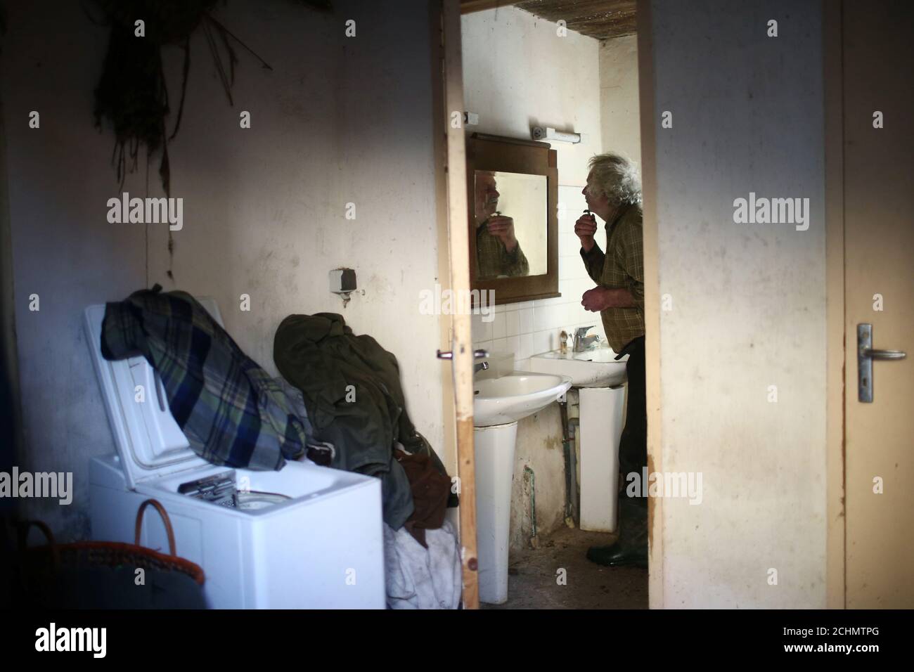 L'agriculteur français Jean-Bernard Huon, 70 ans, se rase dans la salle de  bains de sa ferme de Riec-sur-Belon, France, le 1er février 2018.  REUTERS/STEPHANE MAHE RECHERCHE 'MAHE FARMER' POUR CETTE HISTOIRE.  RECHERCHEZ «