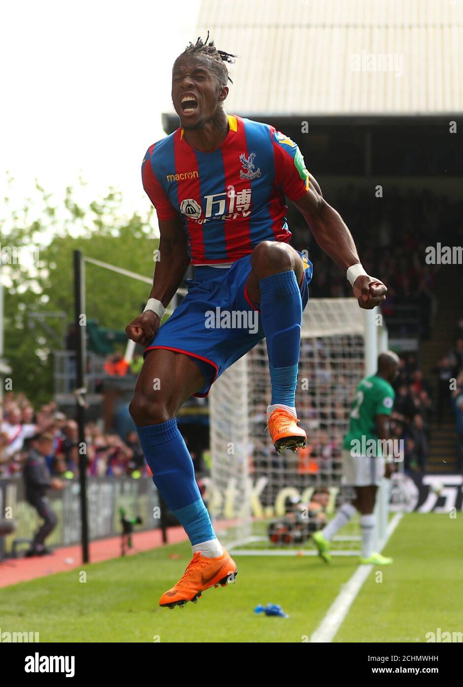 Football football - Premier League - Crystal Palace vs West Bromwich Albion - Selhurst Park, Londres, Grande-Bretagne - 13 mai 2018 Wilfried Zaha de Crystal Palace célèbre leur premier but REUTERS/Hannah McKay USAGE ÉDITORIAL SEULEMENT. Aucune utilisation avec des fichiers audio, vidéo, données, listes de présentoirs, logos de clubs/ligue ou services « en direct » non autorisés. Utilisation en ligne limitée à 75 images, pas d'émulation vidéo. Aucune utilisation dans les Paris, les jeux ou les publications de club/ligue/joueur unique. Veuillez contacter votre représentant de compte pour plus de détails. Banque D'Images