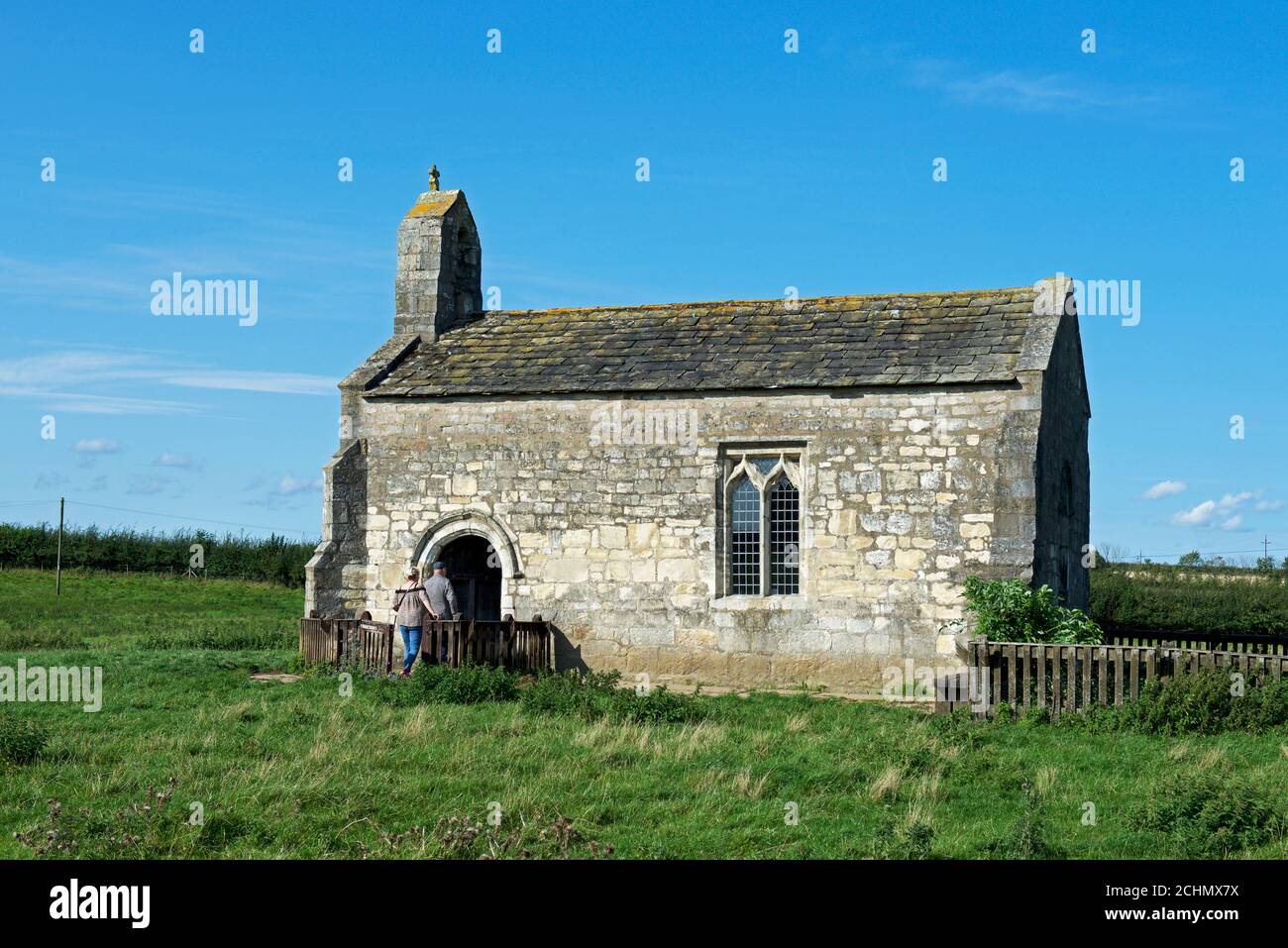 Couple entrant dans l'église St Mary, Lead, maintenant à lui seul dans un champ près de Saxton, North Yorkshire, Angleterre Royaume-Uni Banque D'Images