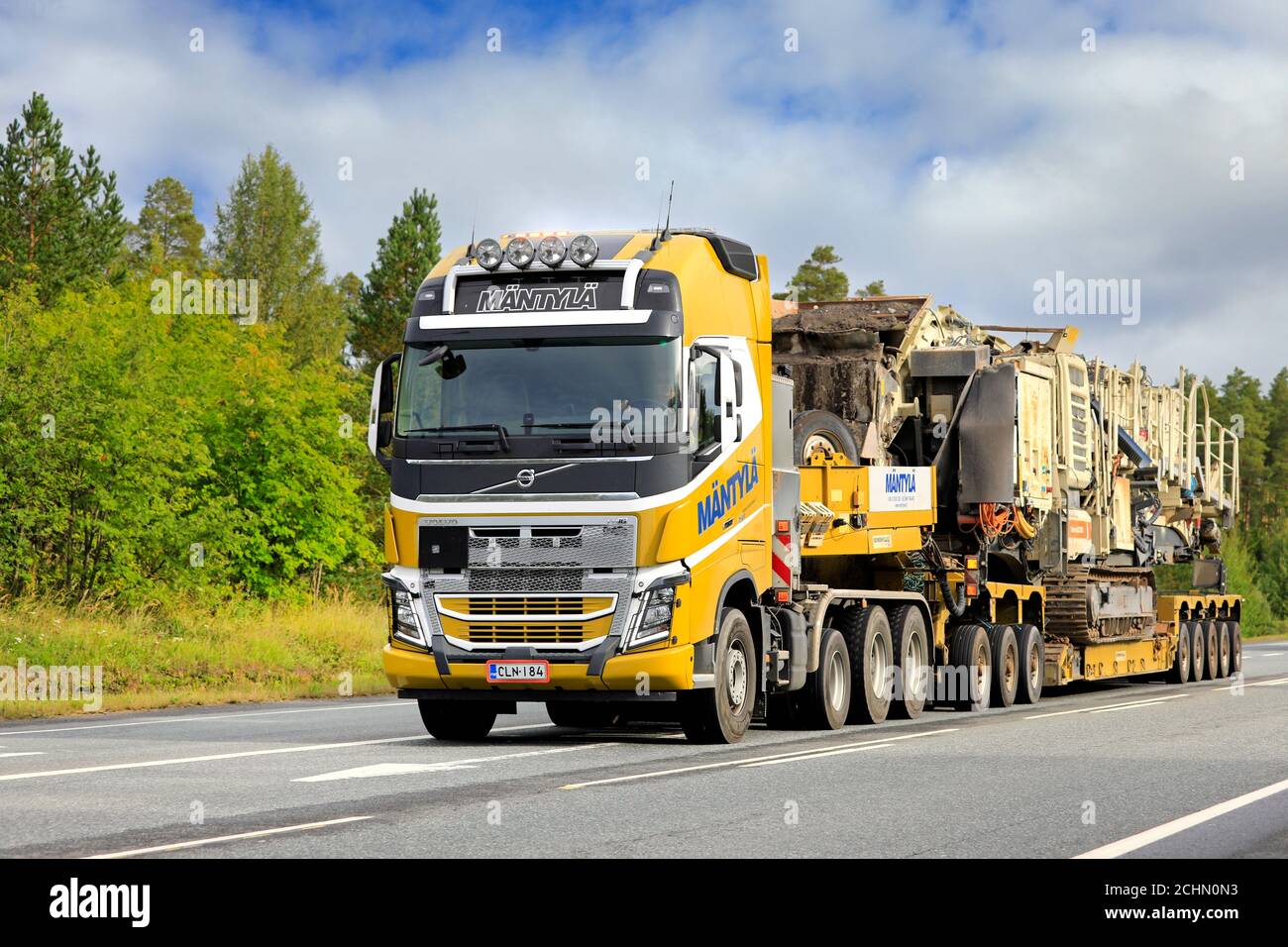 Remorque semi-remorque jaune Volvo FH16 Mantyla E&E Ky transporte l'usine de criblage mobile Lokotrack et de concassage en charge large. Forssa, Finlande. 11 septembre 2020. Banque D'Images
