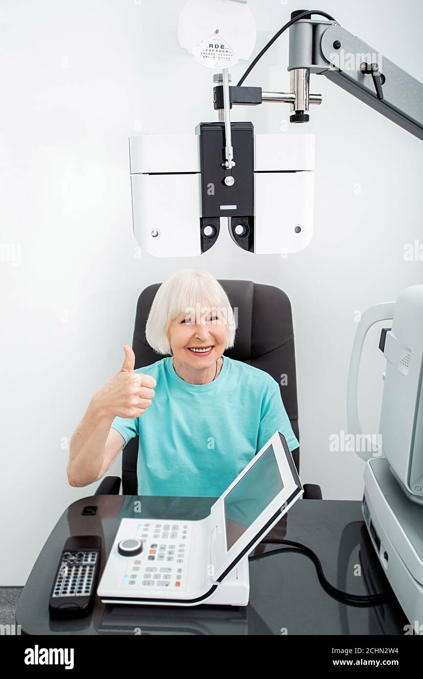 Une femme âgée se présente à un ophtalmologiste. Phoropter - dispositif de mesure de l'erreur de réfraction et de détermination de l'information Banque D'Images