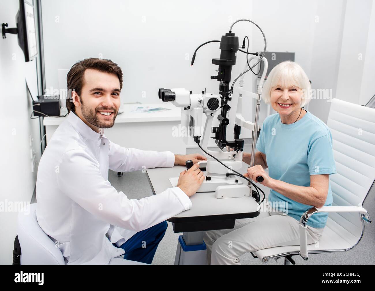 Femme âgée en consultation avec un ophtalmologiste. Portrait d'un médecin et d'un patient positifs après diagnostic de la vision Banque D'Images