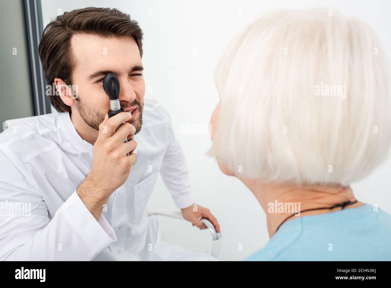 médecin optométriste examinant les yeux d'une vieille femme à l'aide d'un ophtalmoscope. Examen oculaire des personnes âgées Banque D'Images