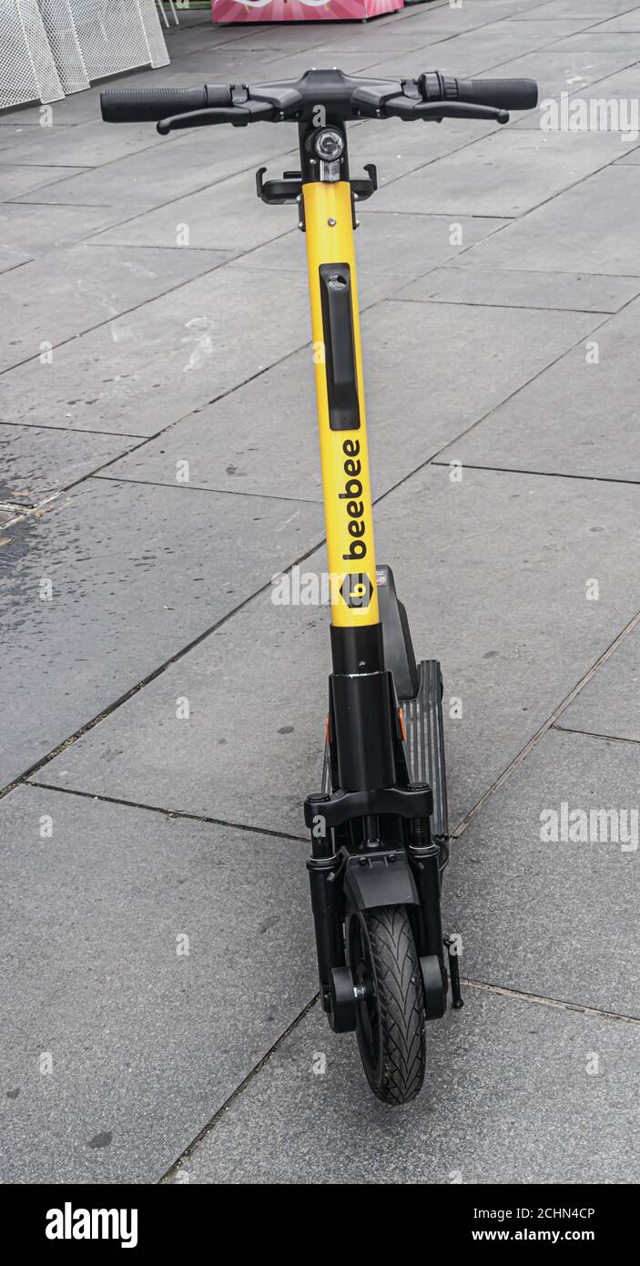 beebee est le premier service de partage de scooter électrique qui a commencé Travailler aujourd'hui dans les rues de Sarajevo Banque D'Images