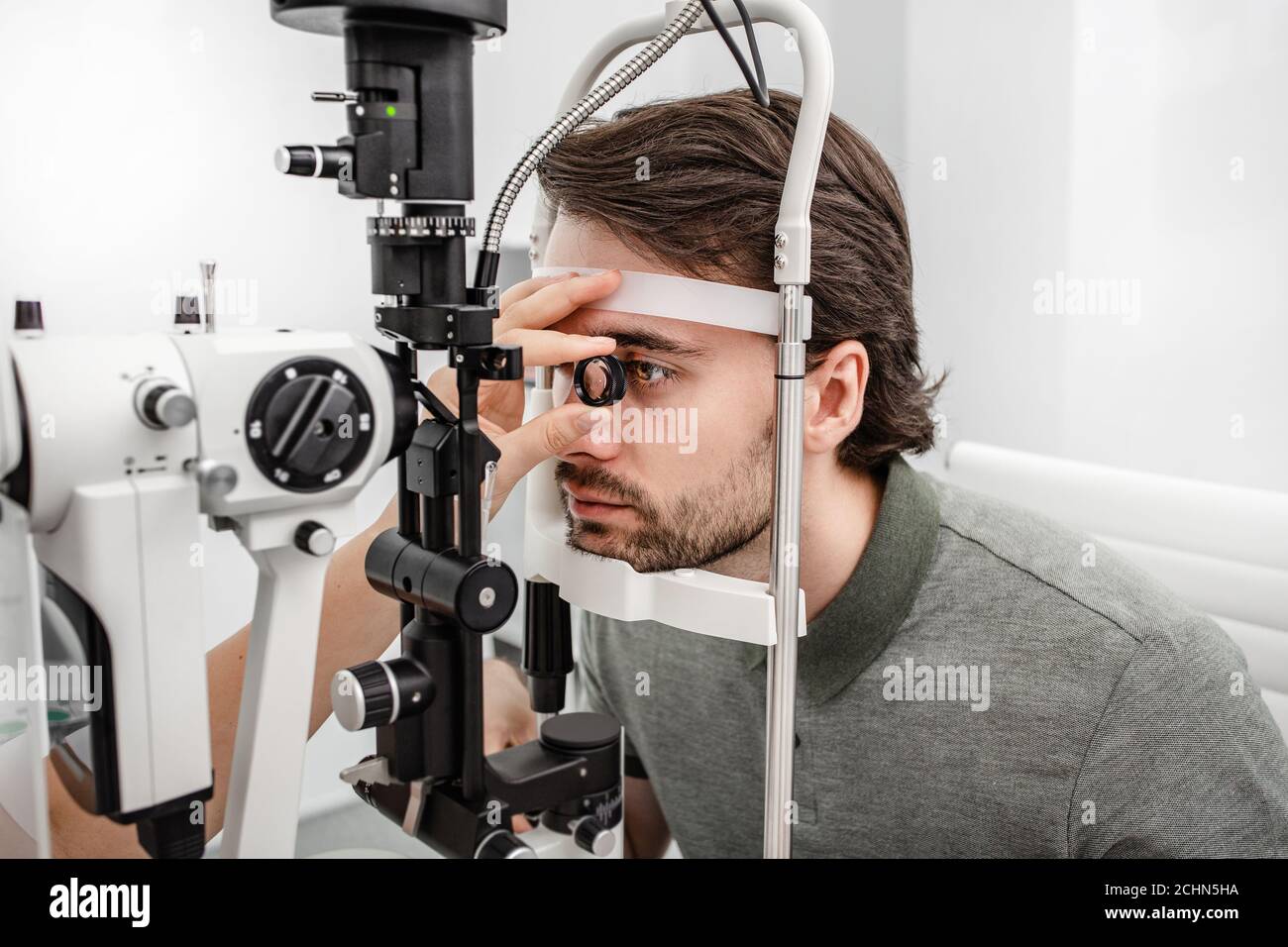 Test de vision homme adulte avec lampe à fente binoculaire. Vérification de la rétine d'un œil mâle en gros plan. Clinique d'ophtalmologie Banque D'Images