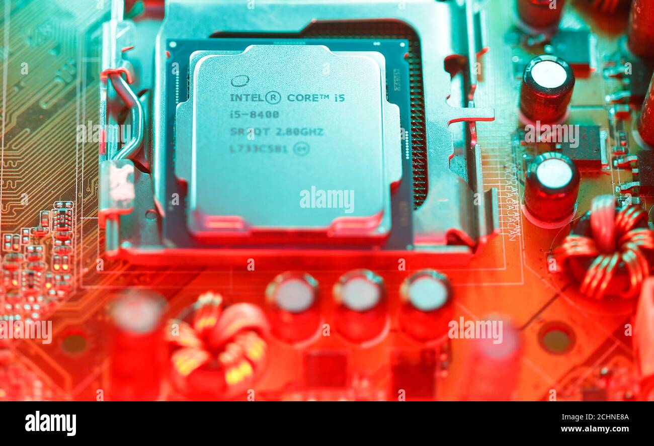 Le processeur Intel Core i5 de 8e génération est visible sur la carte mère  de l'ordinateur dans cette illustration prise le 5 janvier 2018.  REUTERS/Dado Ruvic/Illulation Photo Stock - Alamy