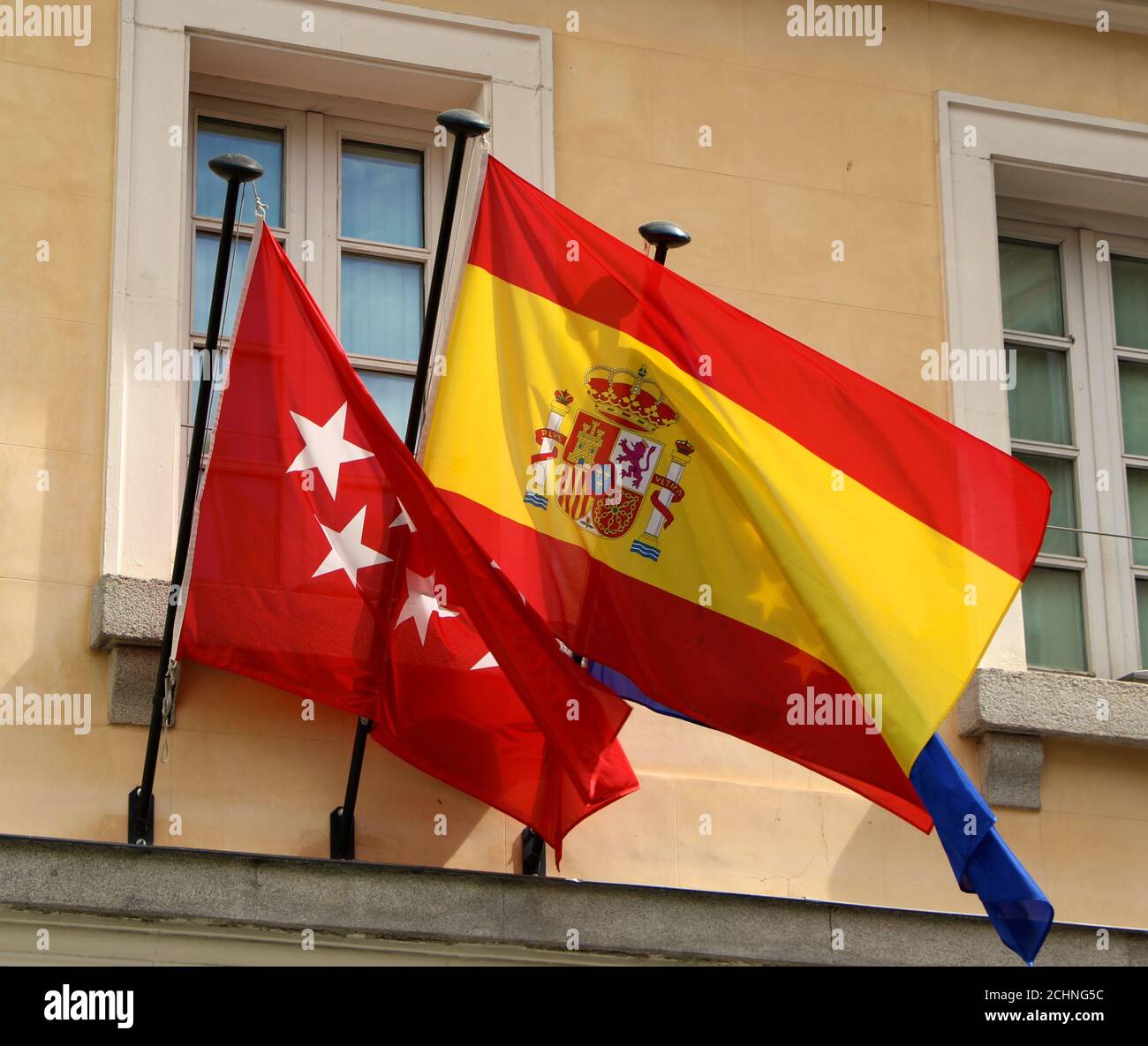 Ministère des Sports, de la transparence et porte-parole du gouvernement Communauté de Madrid drapeaux sur un bâtiment du gouvernement Madrid Espagne Banque D'Images