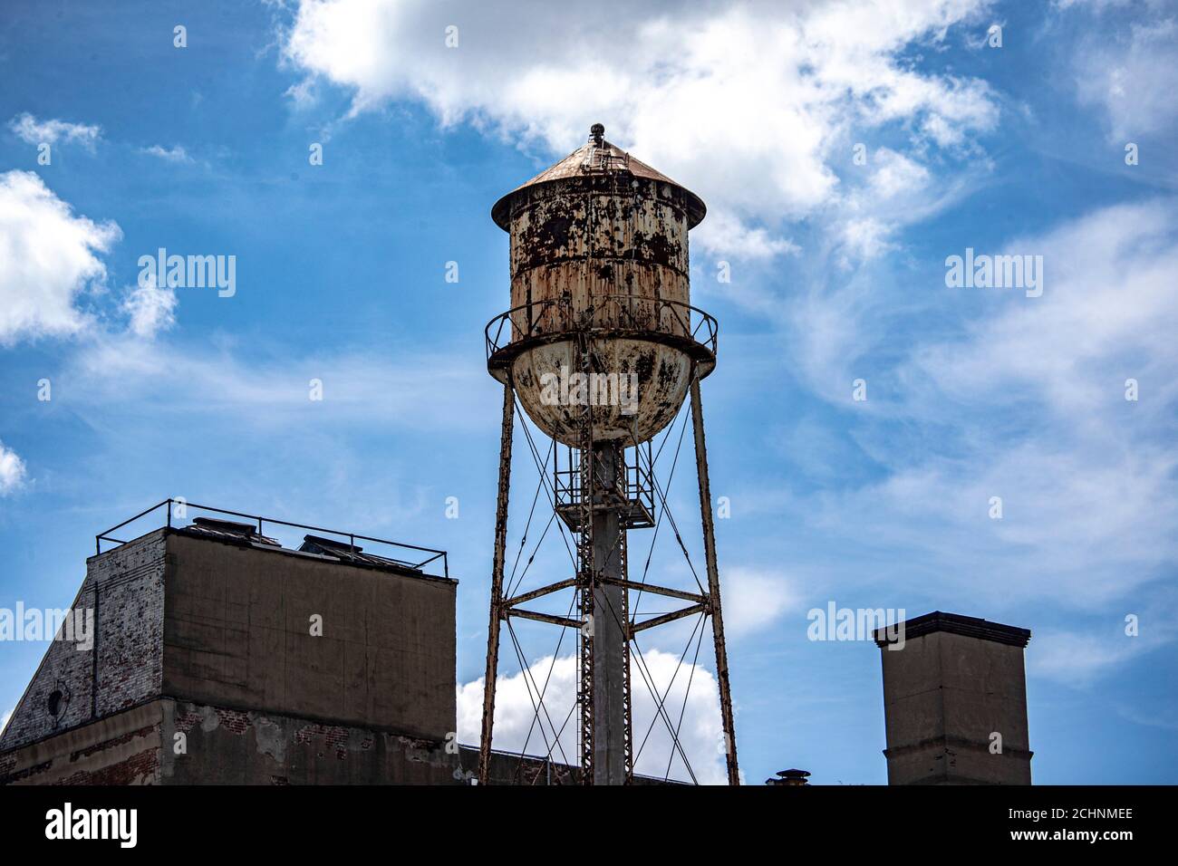 Un Chateau D Eau Au Sommet D Un Batiment Sur Flushing Avenue A Brooklyn New York Photo Stock Alamy