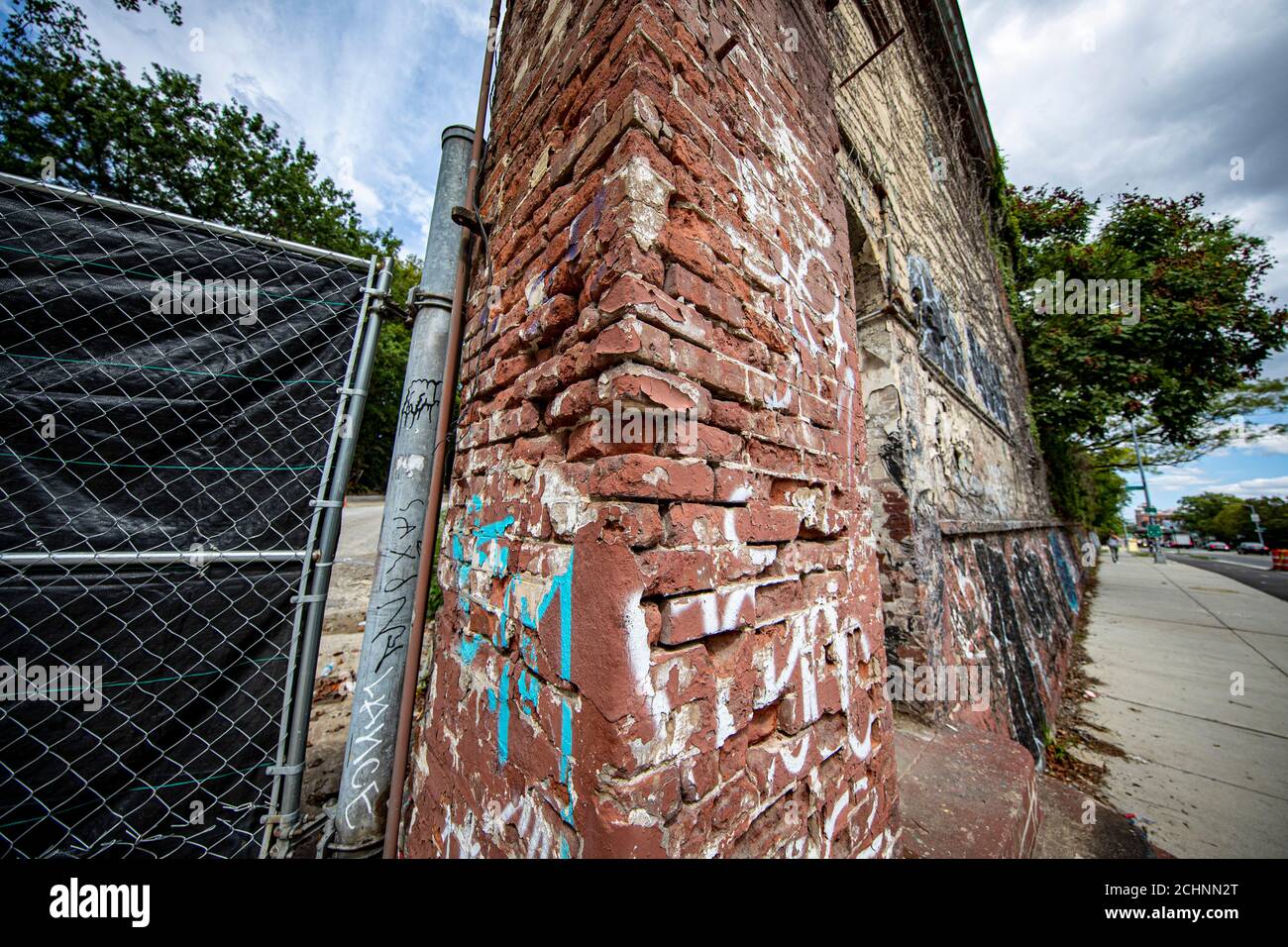 La porte d'entrée de l'avenue Ryerson du Brooklyn Navy Yard, à l'avenue Flushing, à New York, le samedi 12 septembre 2020. (Gordon Donovan) Banque D'Images