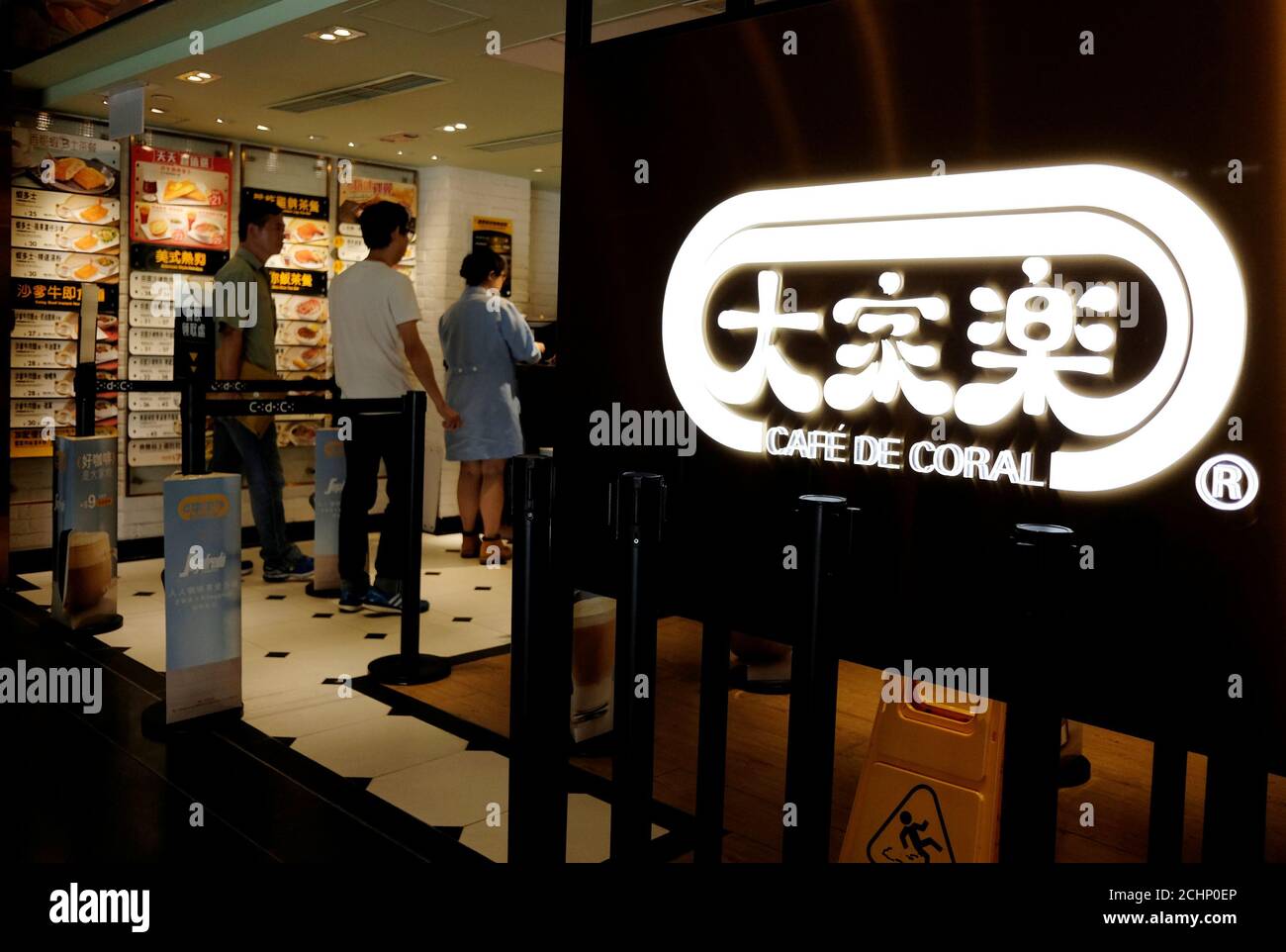 Nos clients font la queue au restaurant de restauration rapide Cafe de Coral à Hong Kong, Chine, le 28 septembre 2017. REUTERS/Bobby Yip Banque D'Images