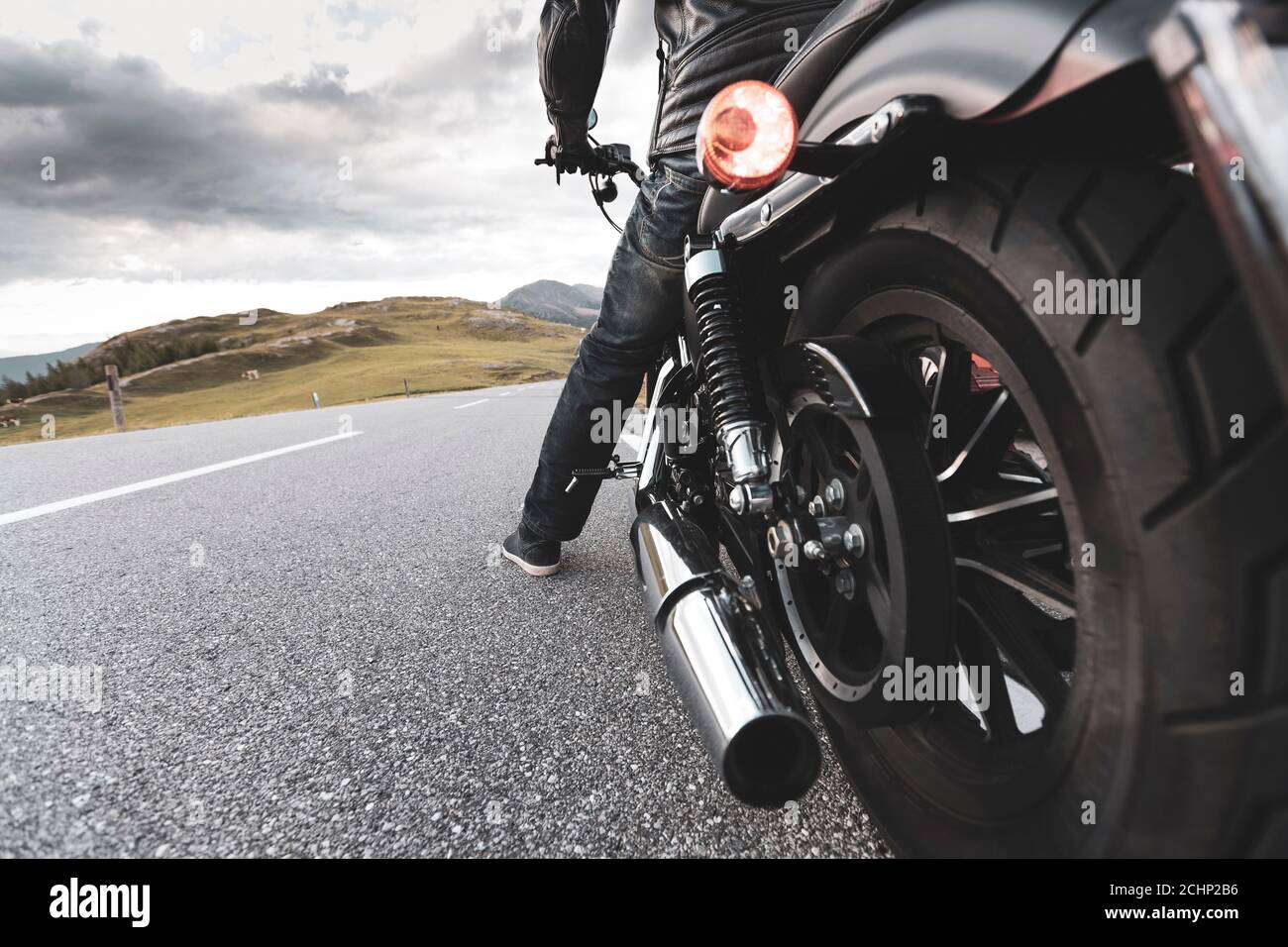 Conducteur de moto sur une route asphaltée en montagne, détail de la roue  arrière, close-up.front Photo Stock - Alamy