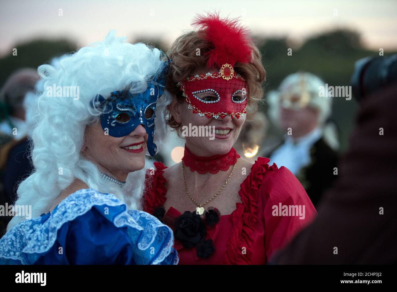 Les participants vêtus de costumes comme ceux portés à Versailles pendant  la période du roi Louis XIV assistent au Grand Bal Masque ( Grand  Masquerade ) au château de Versailles, France, le