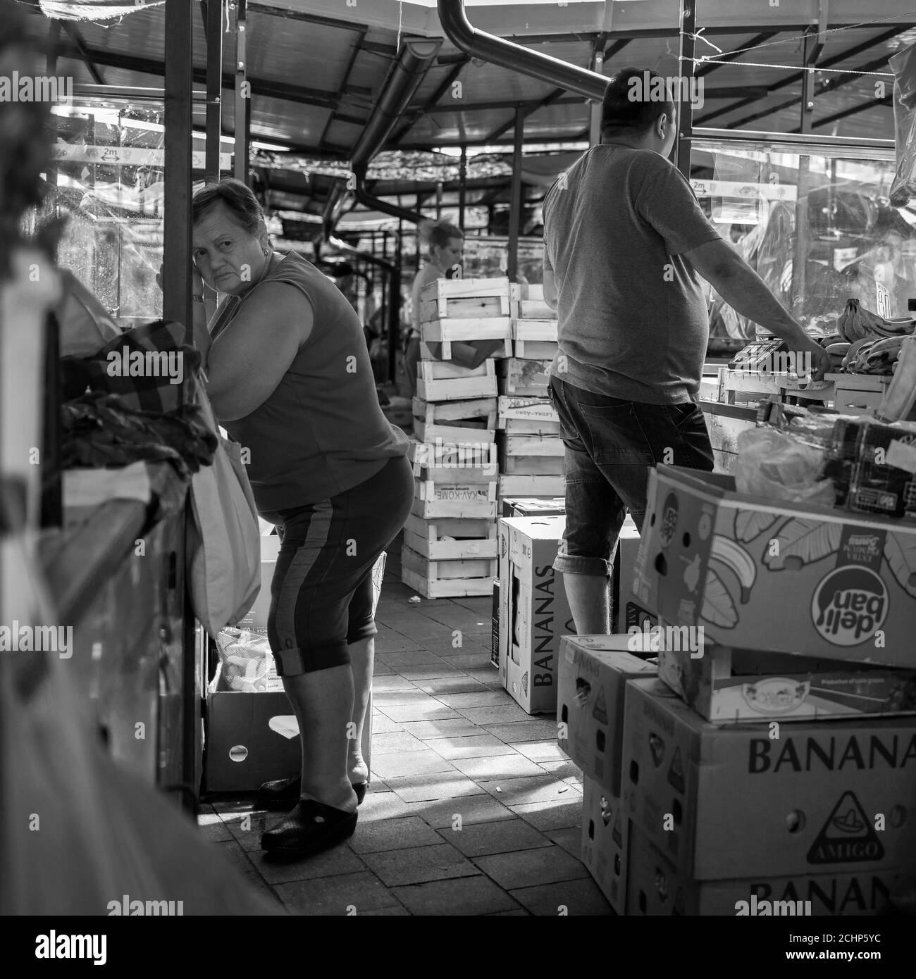 Belgrade, Serbie, 4 septembre 2019 : vendeurs se tenant derrière des stands au marché vert de Zemun (N/B) Banque D'Images