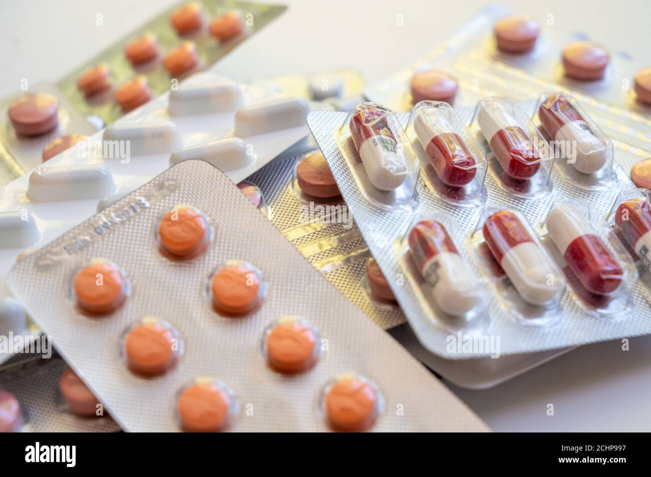 Gros plan d'une pile de plaquettes thermoformées avec divers comprimés et pilules. Banque D'Images