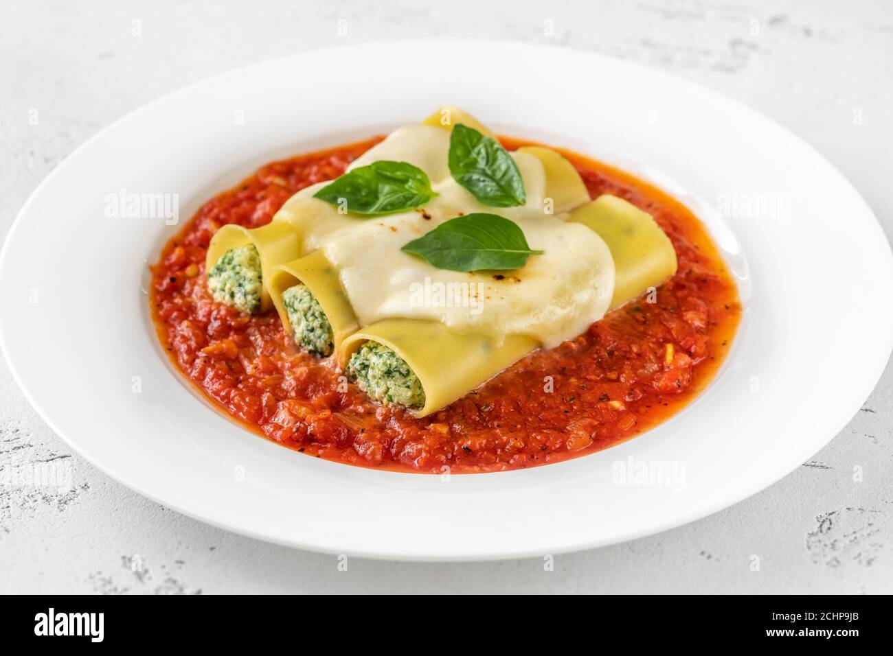 Pâtes cannelloni farcies à la ricotta et aux épinards avec sauce tomate Banque D'Images