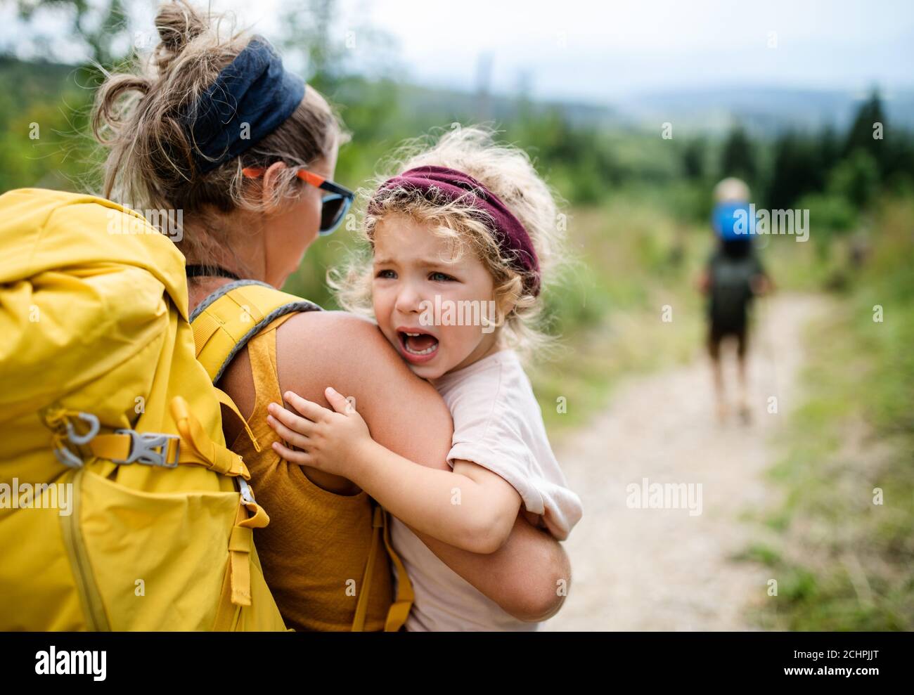 Vue arrière de la mère avec petite fille pleurs randonnée en plein air en  été nature Photo Stock - Alamy