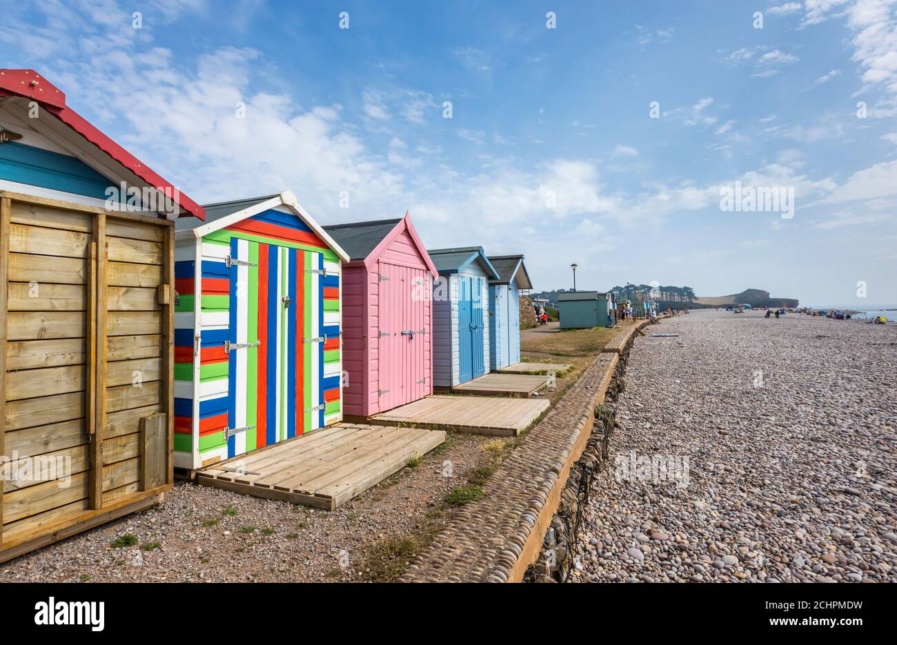Plage typique de bord de mer huttes sur la promenade à Budleigh Salterton, une petite ville de la côte sud avec une plage de poney à l'est du Devon, dans le sud-ouest de l'Angleterre Banque D'Images