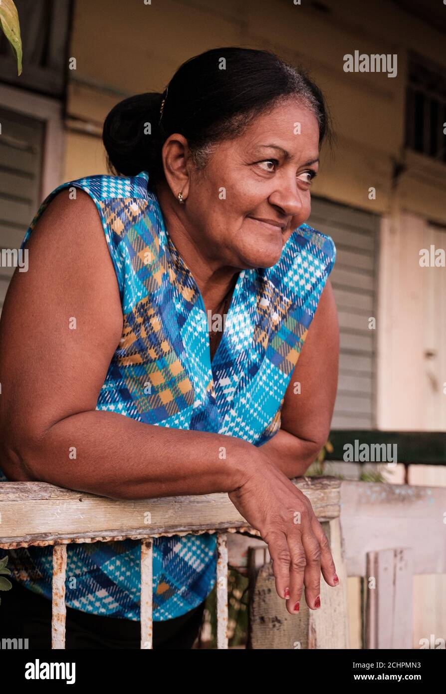 BARACOA, CUBA - VERS JANVIER 2020 : Portrait de femme dans les rues de Baracoa Banque D'Images