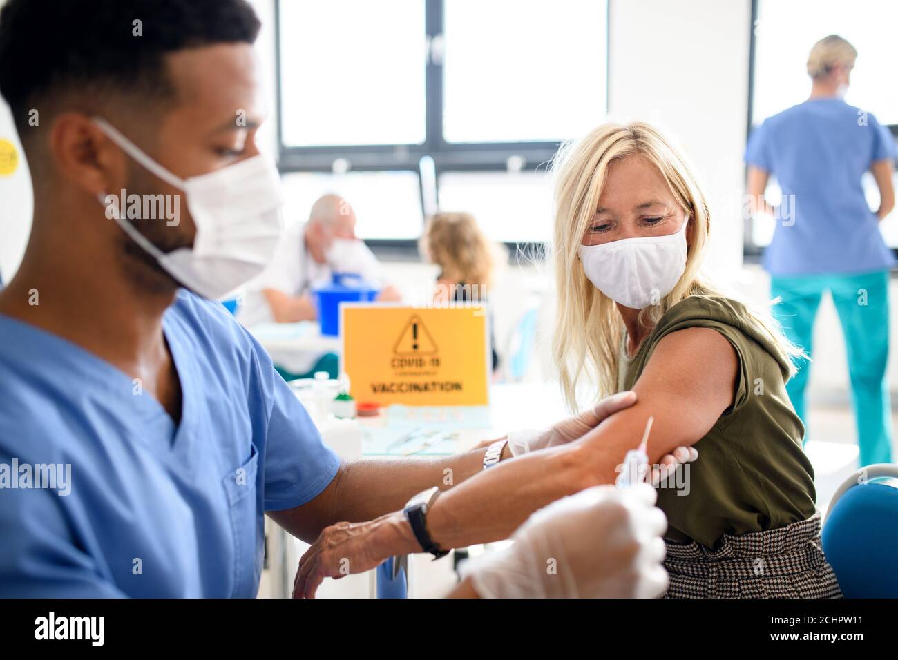 Femme avec masque de visage se vaccine, coronavirus, covid-19 et concept de vaccination. Banque D'Images