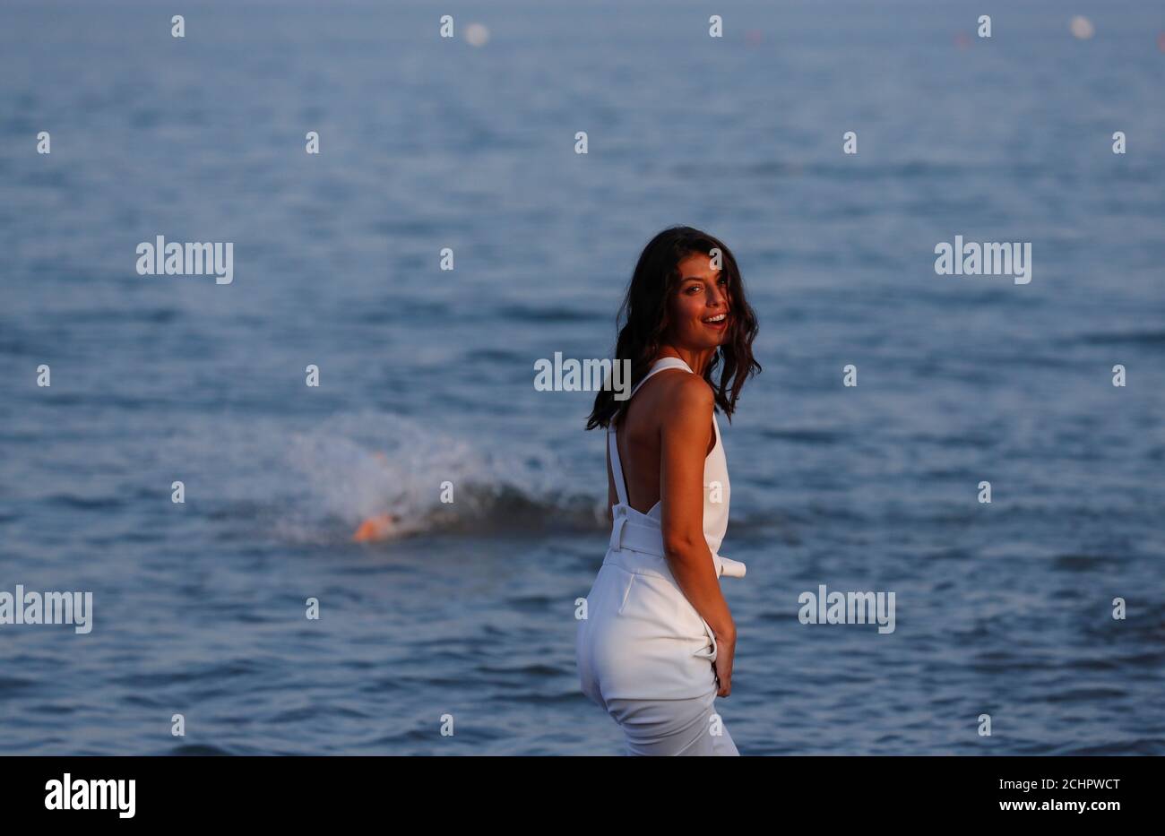 L'actrice italienne Alessandra Masonardi pose pendant un photocall sur la plage. Mastronardi sera l'hôte de la cérémonie d'ouverture du 76e Festival international du film de Venise à Venise, Italie, le 27 août 2019. REUTERS/Yara Nardi Banque D'Images