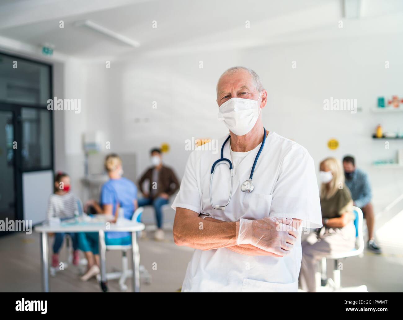 Portrait d'un médecin avec masque facial regardant la caméra, le coronavirus, le covid-19 et le concept de vaccination. Banque D'Images