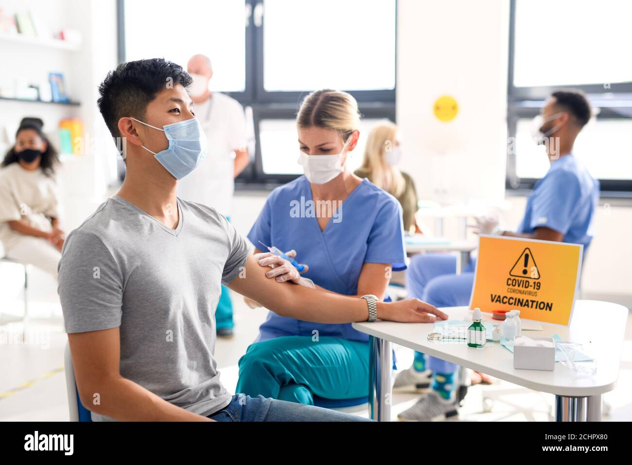Homme avec masque de visage se vaccine, coronavirus, covid-19 et concept de vaccination. Banque D'Images