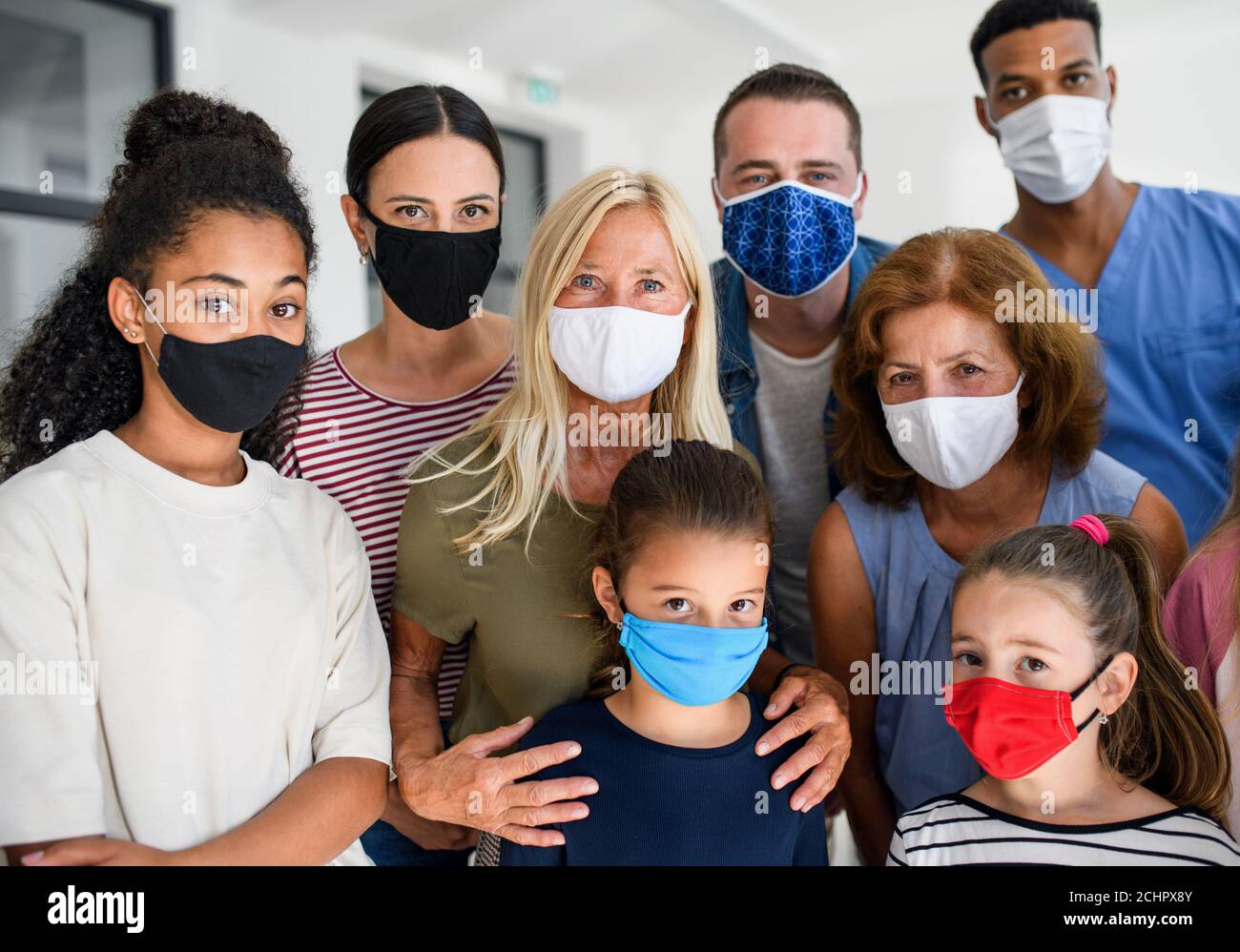 Portrait du médecin et des personnes avec des masques faciaux, coronavirus, covid-19 et concept de vaccination. Banque D'Images