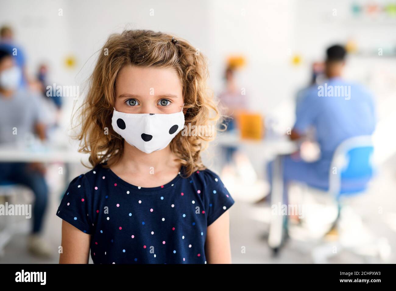 Portrait de l'enfant avec masque facial, coronavirus, covid-19 et concept de vaccination. Banque D'Images