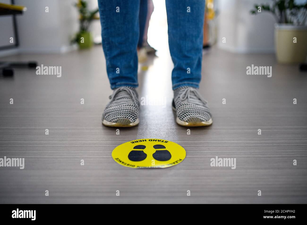 Midsedction de personnes méconnues attendant, coronavirus, Covid-19 et concept de distance de sécurité. Banque D'Images